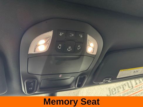 Used 2025 Chrysler Pacifica Limited image 17