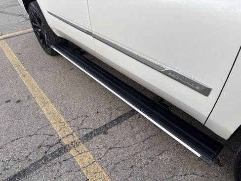 Used 2018 Cadillac Escalade ESV Premium Luxury image 16