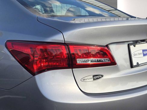 Used 2018 Acura TLX FWD image 9