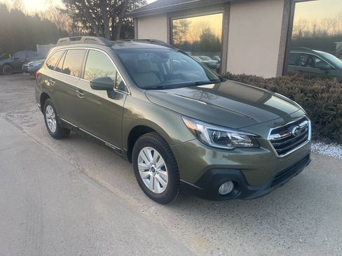 Used 2019 Subaru Outback 2.5i Premium AWD/4WD image 1