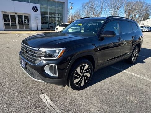 Certified 2025 Volkswagen Atlas SE image 3