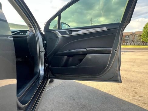 Used 2020 Ford Fusion SE FWD image 29