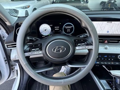 Used 2022 Hyundai Elantra Limited w/ Preferred Accessory Package FWD image 5