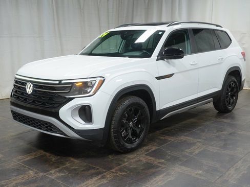 Used 2024 Volkswagen Atlas Peak Edition SE image 2