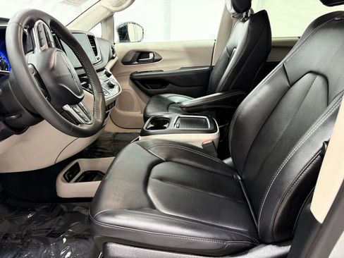 Used 2024 Chrysler Pacifica Touring-L image 12