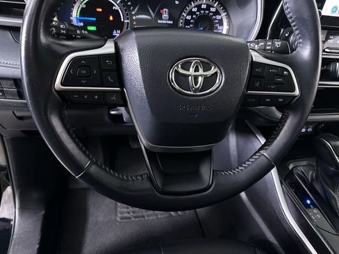 Used 2023 Toyota Highlander XLE image 11