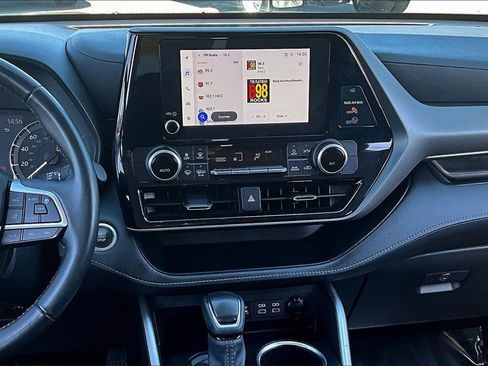 Used 2024 Toyota Highlander LE image 6