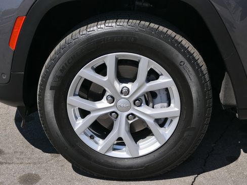 Used 2023 Jeep Grand Cherokee Limited w/ Luxury Tech Group II RWD image 8