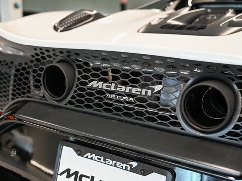 Used 2025 McLaren Artura Spider RWD image 11
