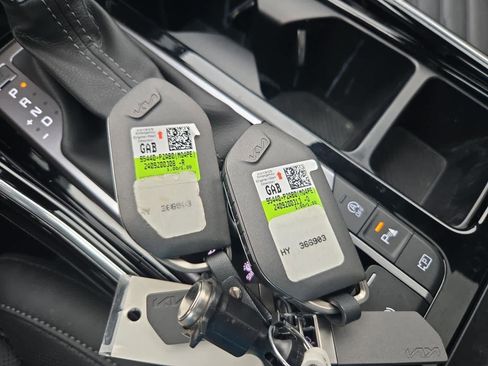 Certified 2025 Kia Sorento SX Prestige image 36