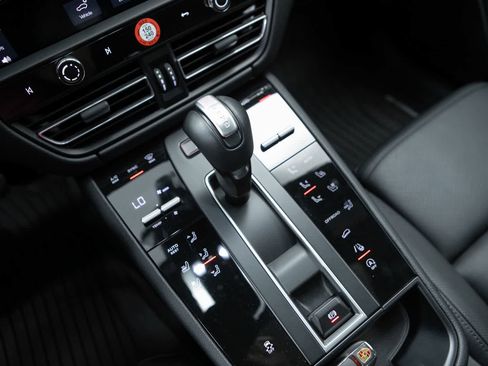 Certified 2026 Porsche Macan AWD/4WD image 28