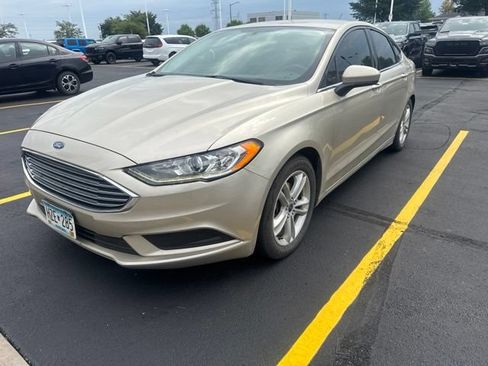 Used 2018 Ford Fusion SE w/ Fusion SE Technology Package FWD image 3