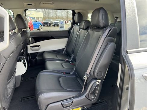 Used 2024 Kia Carnival EX image 4