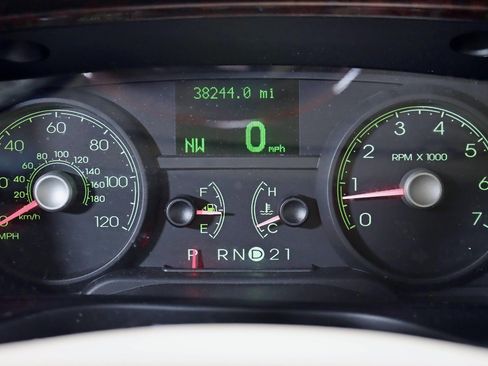 Used 2010 Lincoln Town Car Signature Limited RWD image 18