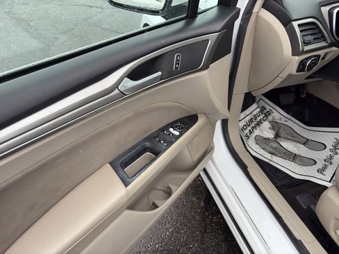 Used 2019 Ford Fusion SE image 9