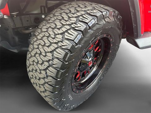 Used 2018 Jeep Wrangler Unlimited Sahara image 9