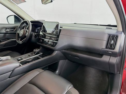 Used 2023 Nissan Pathfinder SL w/ Black Appearance Package image 29