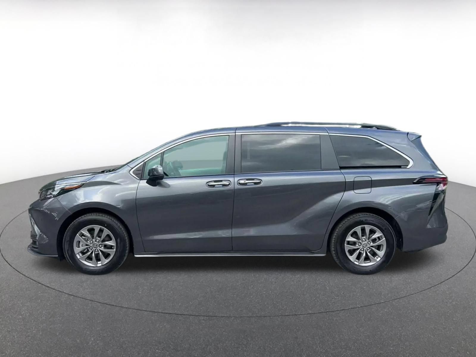 Used 2025 Toyota Sienna XLE FWD image 8