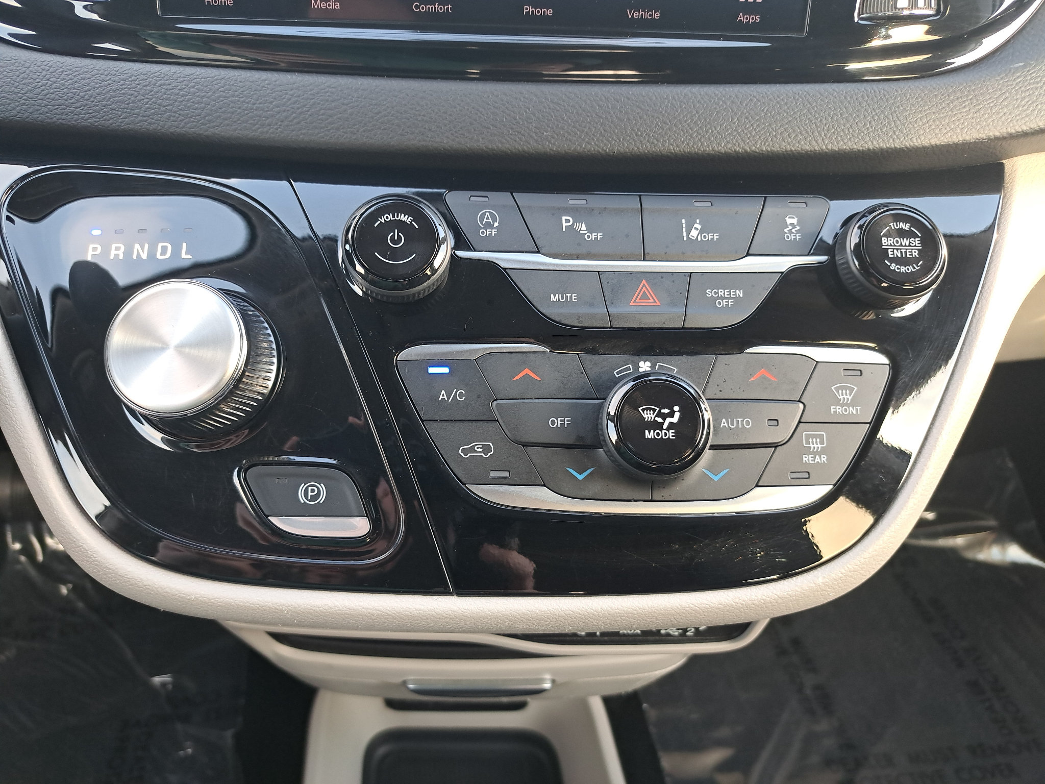 Used 2024 Chrysler Pacifica Touring-L FWD image 23