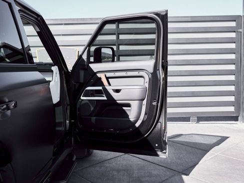 Used 2024 Land Rover Defender 110 SE image 33