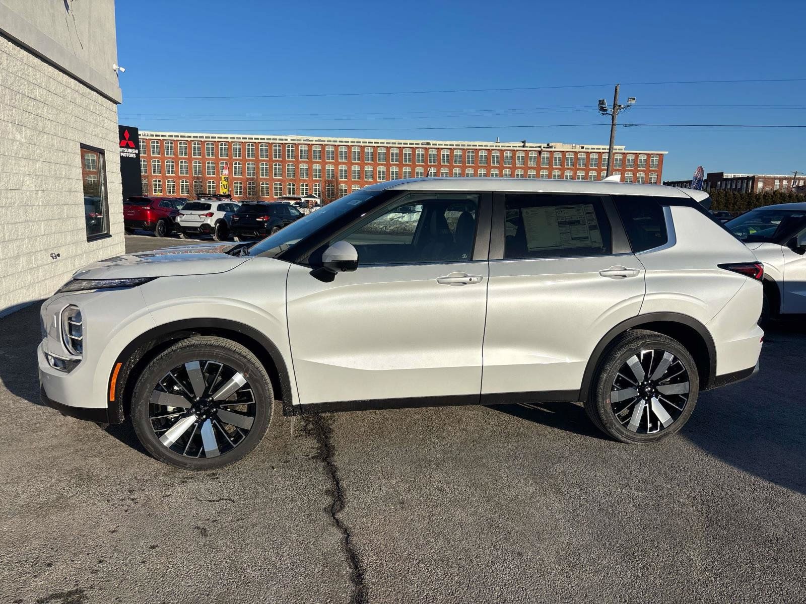 New 2026 Mitsubishi Outlander SE AWD/4WD image 2