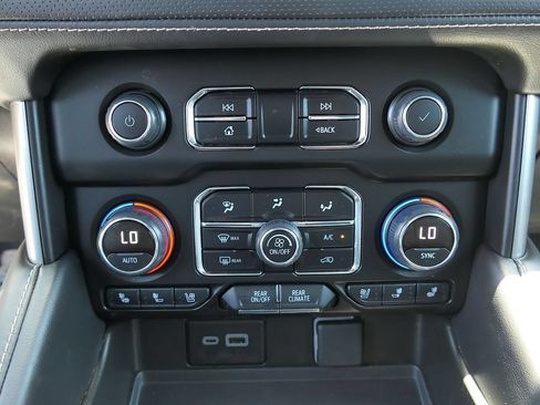 Used 2024 Chevrolet Suburban Premier RWD image 21