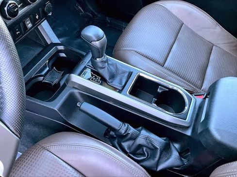 Used 2016 Toyota Tacoma Limited image 15