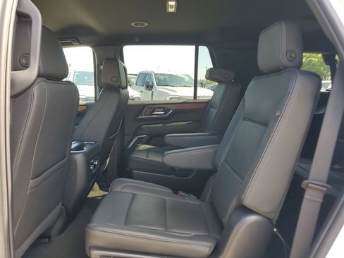 Used 2025 GMC Yukon Denali RWD image 21