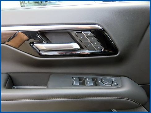 Used 2025 Chevrolet Suburban LT AWD/4WD image 13