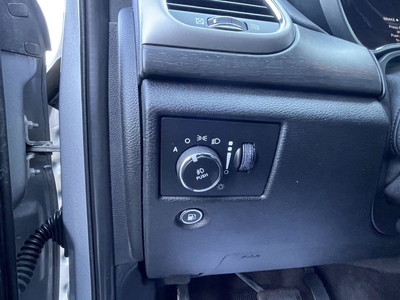 Used 2018 Jeep Grand Cherokee Altitude AWD/4WD image 16