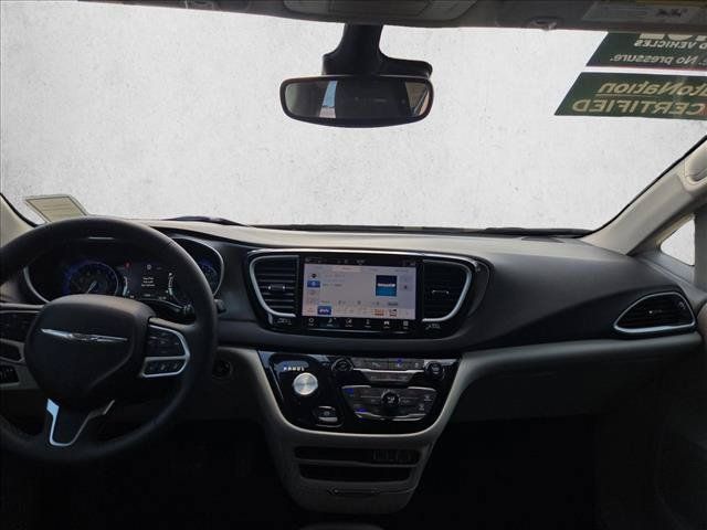 Used 2024 Chrysler Pacifica Touring-L FWD image 17
