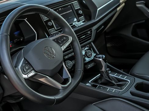 Used 2023 Volkswagen Jetta SE FWD image 17