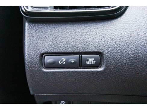 Used 2018 Nissan Rogue Sport SL FWD image 9