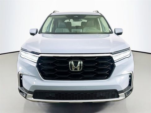 Used 2025 Honda Pilot Touring image 2