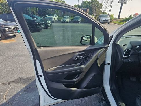 Used 2021 Chevrolet Trax LT w/ LT Convenience Package FWD image 25