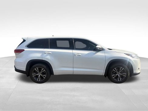 Used 2017 Toyota Highlander LE w/ Carpet Mat Package AWD/4WD image 8
