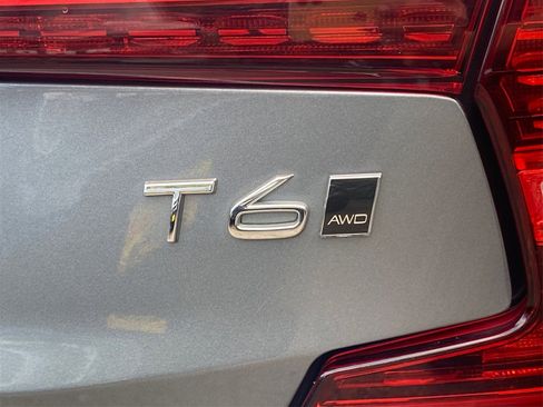 Used 2019 Volvo S60 T6 Momentum w/ Multimedia Package image 17