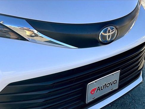Used 2024 Toyota Sienna LE image 30