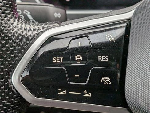 Used 2022 Volkswagen Tiguan SE R-Line image 16