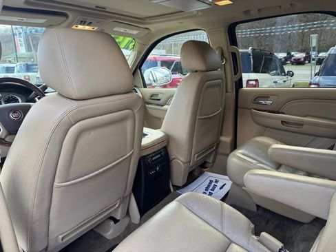 Used 2013 Cadillac Escalade Premium image 17