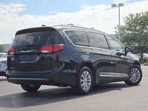 Used 2019 Chrysler Pacifica Touring-L FWD image 11