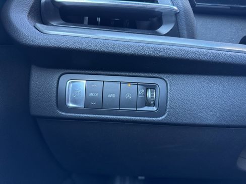 Used 2025 Chevrolet Traverse LT image 40