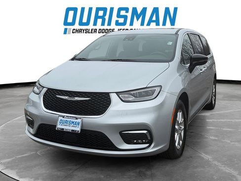 Used 2026 Chrysler Pacifica Select image 2