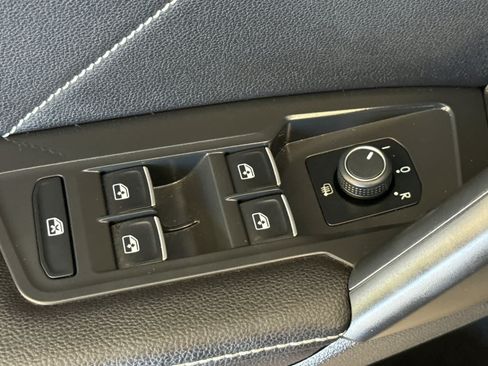Used 2023 Volkswagen Tiguan SE w/ Panoramic Sunroof Package FWD image 13
