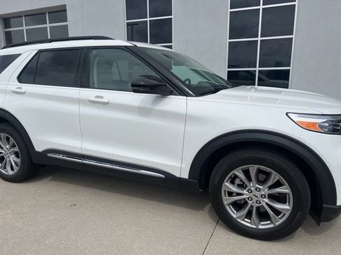Used 2024 Ford Explorer XLT w/ Equipment Group 202A image 6