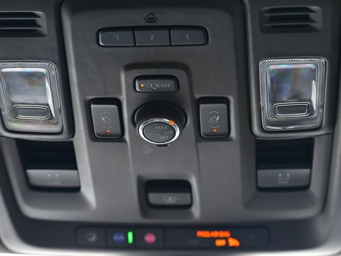 Used 2022 Chevrolet Tahoe Z71 w/ Luxury Package image 23