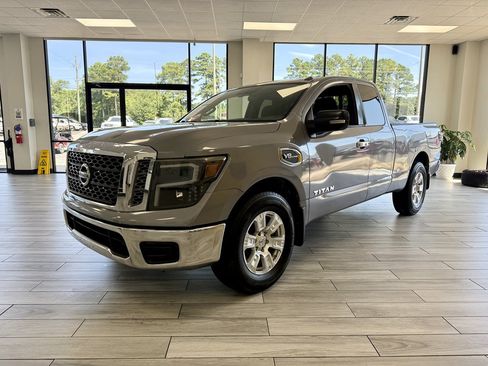 Used 2017 Nissan Titan SV RWD image 3