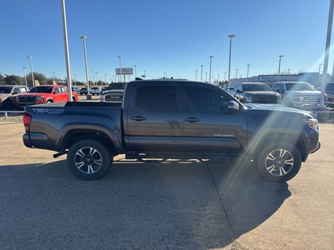 Used 2018 Toyota Tacoma TRD Sport image 5