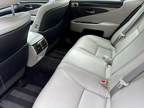 Used 2013 Lexus LS 460 w/ Comfort Pkg RWD image 12