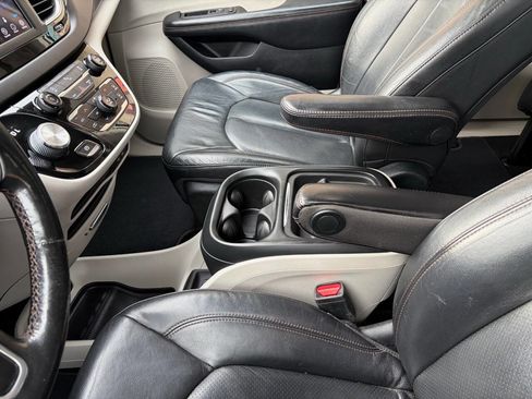 Used 2020 Chrysler Pacifica Touring-L w/ Tire & Wheel Group image 36